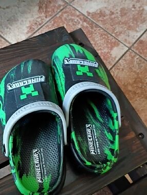 Minecraft Kids Green & Black Slip-On Sandals with Heel Strap